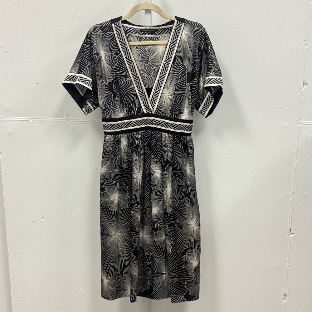 BCBGMAXAZRIA Satin Floral Silk V-Neck Empire Waist Dress Large Lightweight 2010s